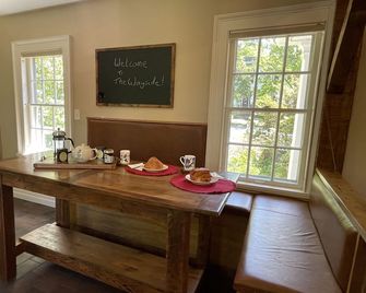 Historic Downtown Hudson Home - Hudson - Eetruimte