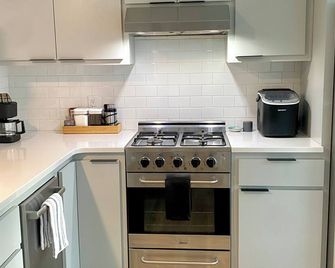 Luxury Tiny Home on 500 State Acres - Springdale - Kitchen