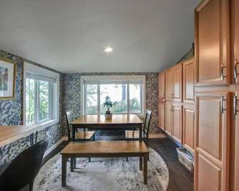 Lakefront Trifecta with Private Hot Tub, Sauna & Free Massages - Augusta - Dining room
