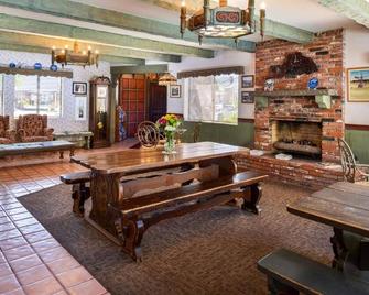 Awesome Find! Pool, Breakfast & Parking, Minutes Away from Succulent Café! - Solvang - Dining room