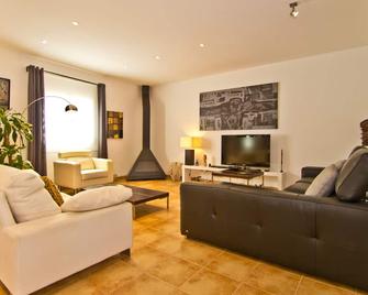 Stylish villa in Palma, with heated pool and private garden. - Marratxí - Living room