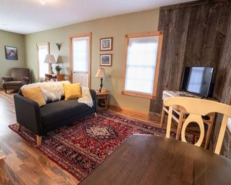 Newly remodeled, private, sunny downtown apartment; near restaurants & shopping. - Viroqua - Living room