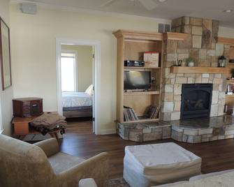 Riverside Treehouse - Moline - Living room