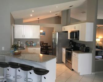 Sunny Florida Retreat - Deltona - Kitchen
