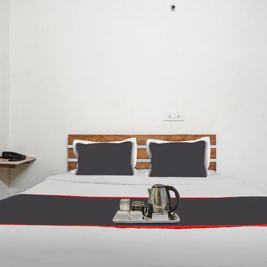 Spot On Hotel Deluxe image 1