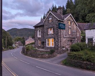 Base Camp Snowdonia - בטווס אי קואד - בניין