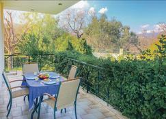 Only 1. 7 km from the beach in the village of Melissi lies this spacious vacation home with room for - Melissi - Balkon