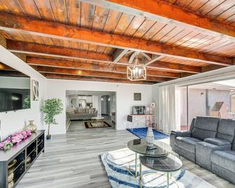 South Central Los Angeles Home with Patio - Compton - Living room