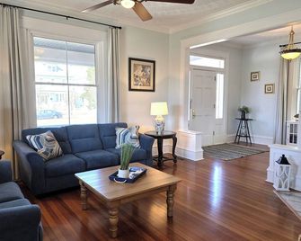 Historic Spacious 4-bedroom corner house on the Park - Brickhaven by the Park - Cape Charles - Sala de estar