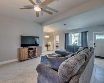 18116 Cutlass Drive - Fort Myers Beach - Вітальня
