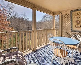 Private Balcony and Pool Access Lake Lure Studio! - Lake Lure - Balcón
