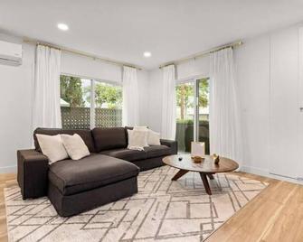 Modern 2 Bedroom Apt. - Pasadena - Living room