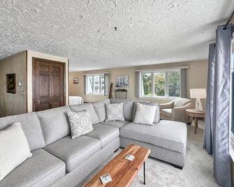5 Bryant Road Bourne Sunset Cottage - Buzzards Bay - Living room