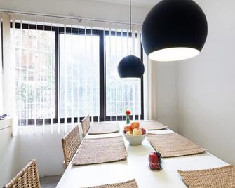 Four Red Doors Apartments - Kathmandu - Dining room