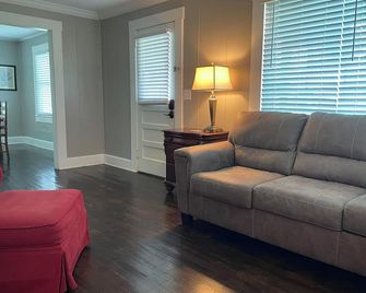 The Redbird: 3 Bedroom, Pet-Friendly, Downtown, Fast Wifi, Porch - Douglas - Sala de estar