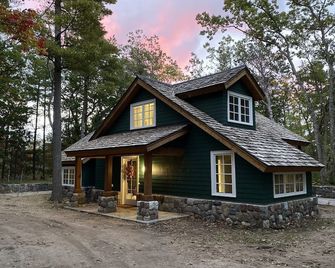 The Little Green Cottage in the Woods - Glen Arbor - Building