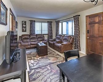 Beautiful full condo 5 minutes from Payette Lake! - McCall - Living room