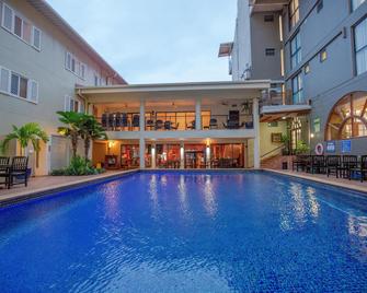 Ela Beach Hotel & Apartments - Port Moresby - Pool