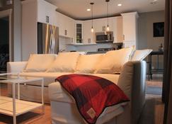 Stylish Mountain View - Cozy Canadiana Pet Friendly - Cochrane - Living room