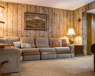 The Ranch Room - Mountain Lakeview Lodge ~ Enjoy Your Stay! - Havre - Wohnzimmer