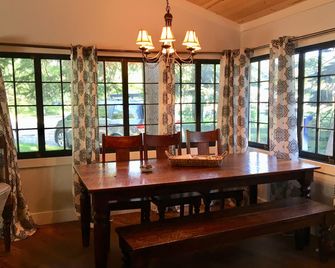 In-town Glen Arbor Beach-Side Cottage - Steps To The Beach And Town Center - Glen Arbor - Dining room