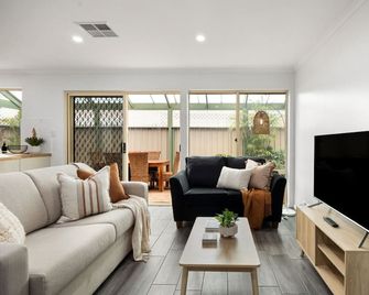 North Haven Days—Modern Comfort near the Beach - North Haven - Sala de estar
