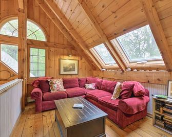 20-Acre Hamptons Nature Escape with Hot Tub and Pool - East Hampton - Living room