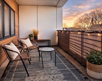 East Side Luxury 1BR Apt - Near Brady St with Balcony and Lounge - Milwaukee - Balcón