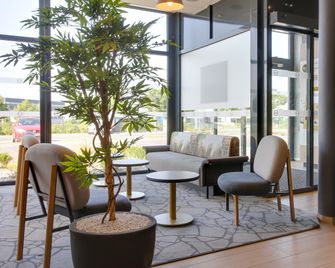 B&B HOTEL Reims Croix Blandin - Reims - Patio