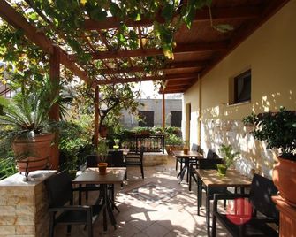 索非亞旅館 - 羅德鎮 - 天井