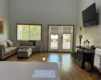 Enjoy a stay at this quaint 3 bedroom 2 bath home near downtown Mandeville. - Mandeville - Living room
