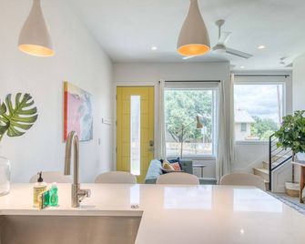 Conveniently Located Upstairs Deck Bbq - Austin - Comedor