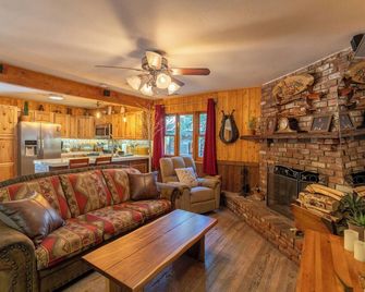 Arrowhead, A/C, Private Jacuzzi, Huge Backyard, 65' Tv, Fully Stocked, Dogs Ok. - Twin Peaks - Living room