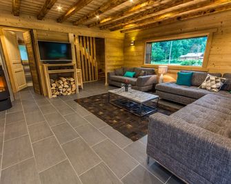 Detached chalet, 4/5 bedrooms, hot tub, sauna, large flat garden, solar panels - Samoëns - Salon