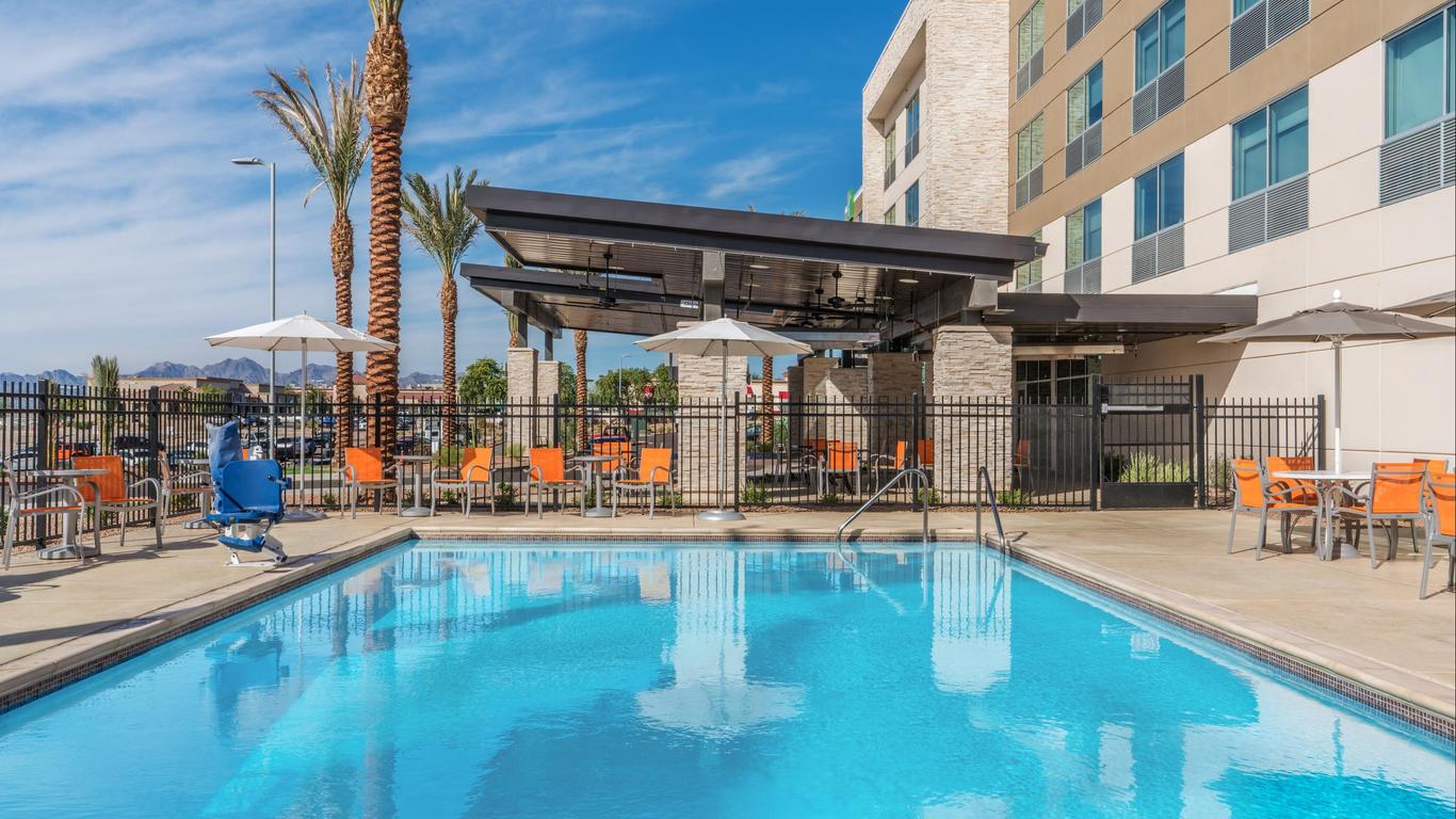 Holiday Inn Express & Suites Lake Havasu - London Bridge