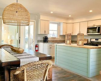 New Waterfront Listing Brpeaceful Dockside Cottage | Off-Season Tranquility - Forked River - Cocina