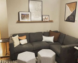 Urban Uptown Condo - Minneapolis - Living room