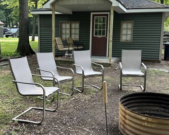 Arnie Cabin at Kin Cabins w/AC, fireplace, canoe - Grayling - Patio