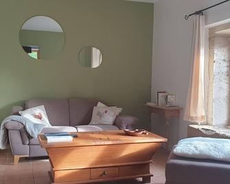 Charmant Gîte à La Baffe avec Cour Fleurie, Proche Épinal et Gérardmer - FR-1-589-620 - Cheniménil - Sala de estar