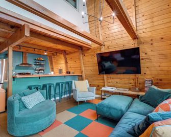 Charming Pinecrest Cabin with Private Deck - Strawberry (Tuolumne County) - Living room