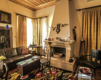 Gerofotis Traditional Guesthouse est 1892 - Close to Aigio, Akoli, Selianitika - Aígio - Living room