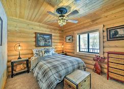Charming Bedford Cabin with Private Hot Tub! - Thayne - Habitación