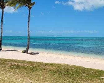 Ocean Front Cottage with Kitchen - Old Bahama Bay Resort. Dockage Available - West End - Playa