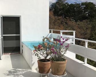 House 100 meters from the Pantheon beach, with private pool and splendid atmosphere. - San Pedro Pochutla - Balcony