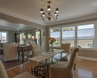 Tudor style home in Relaxed Magnolia Neighborhood - Seattle - Dining room