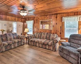half Mi to Oaklawn Casino Hot Springs Getaway! - Hot Springs - Living room