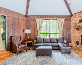 Golden Isles Lrge Home- Huge Pool, Hot Tub, Game Rm - Brunswick - Living room