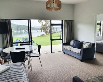 Bay Vista Waterfront Motel - Picton - Phòng khách