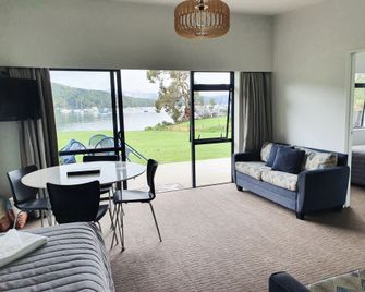 Bay Vista Waterfront Motel - פיקטון - סלון