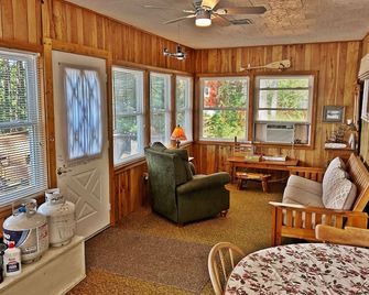 Secluded Lakefront Cabin with Private Deck, Lake Views & Firepit - Dog-Friendly - Rhinelander - Obývací pokoj